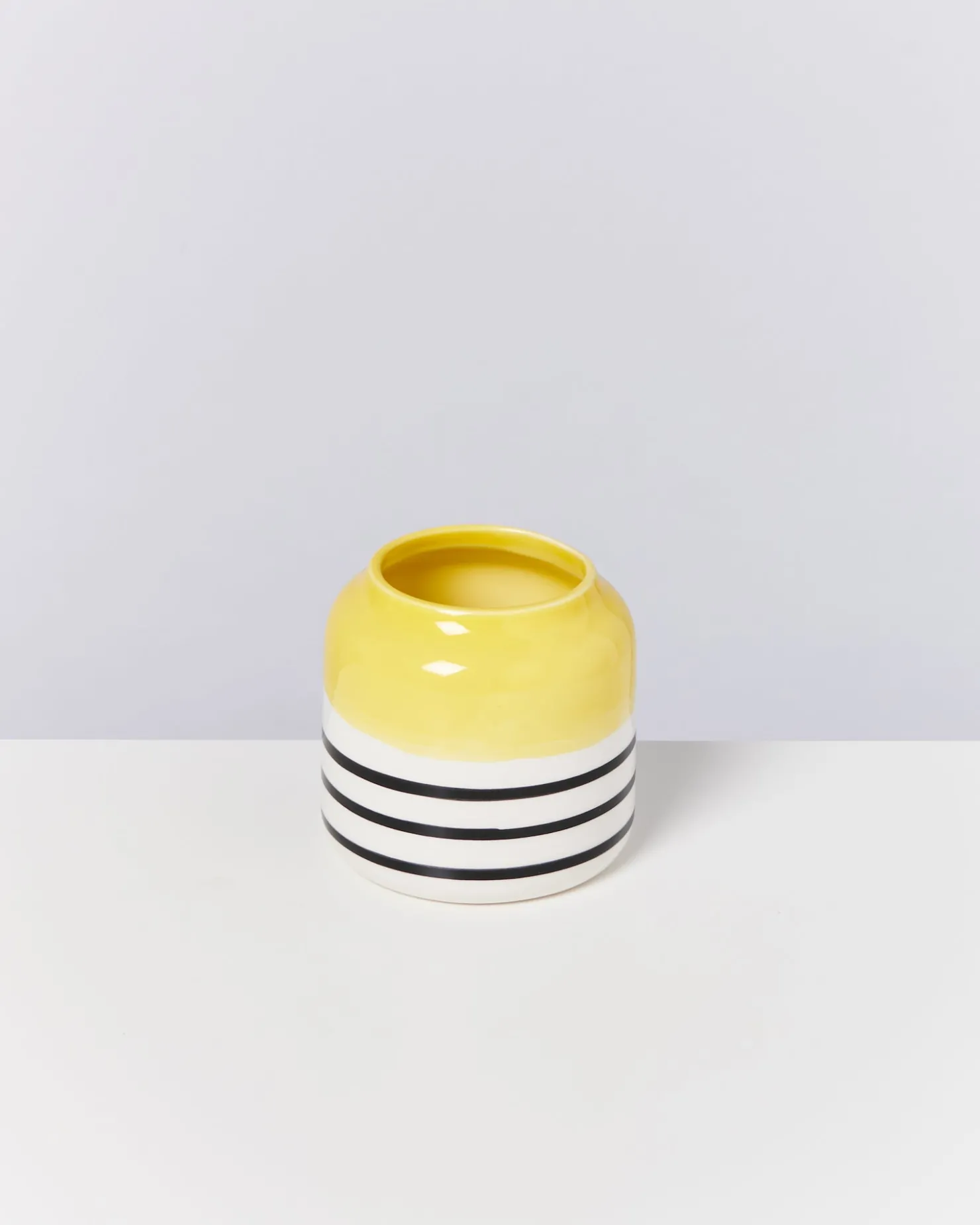 beb_vase__yellow_black_striped_2.webp Motel a Miio Kleine Vasen^Bebé Vase - Yellow Black Striped gelb schwarz gestreift