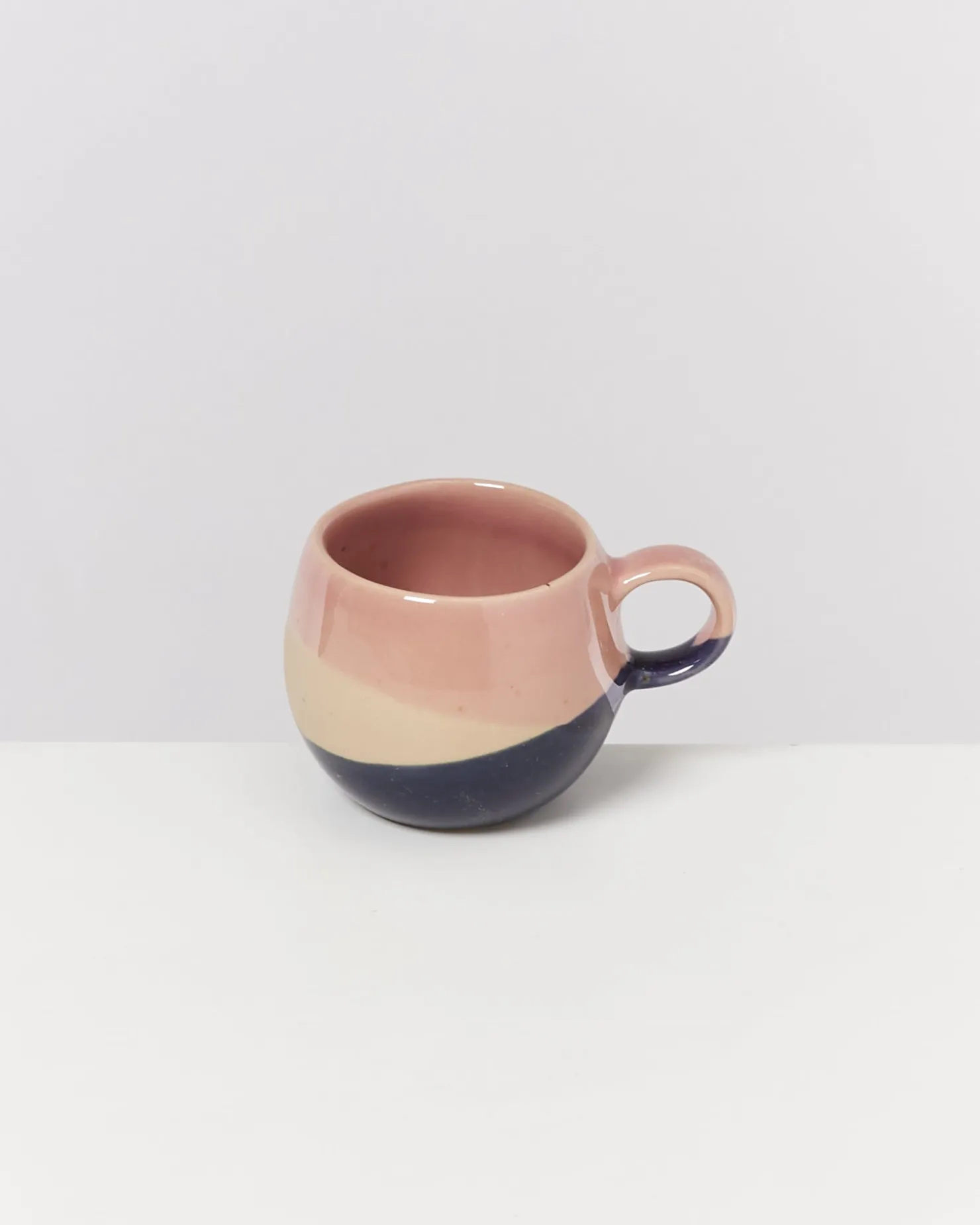 bica__espressomug_pink_navy_cream_3.webp Motel a Miio Espressotassen^Bica - Espressomug pink navy cream