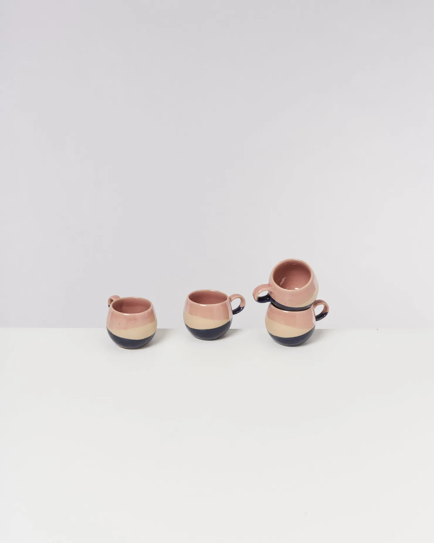 bica__espressomug_pink_navy_cream_4.webp Motel a Miio Espressotassen^Bica - Espressomug pink navy cream