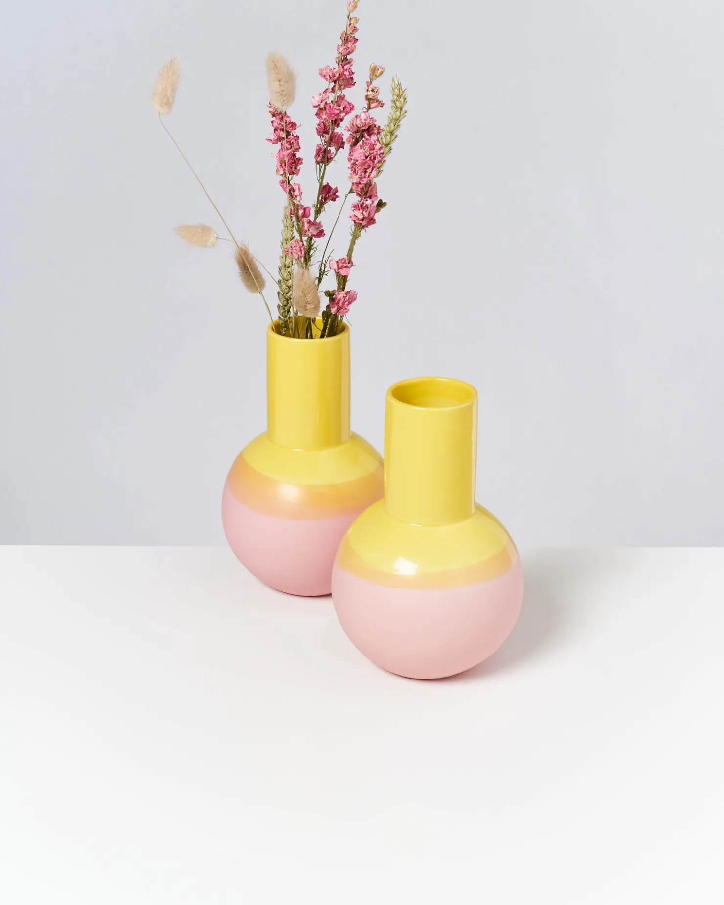 bola_vase_m__yellow_rose_5.webp Motel a Miio Mittlere Vasen^Bola Vase M - yellow rose
