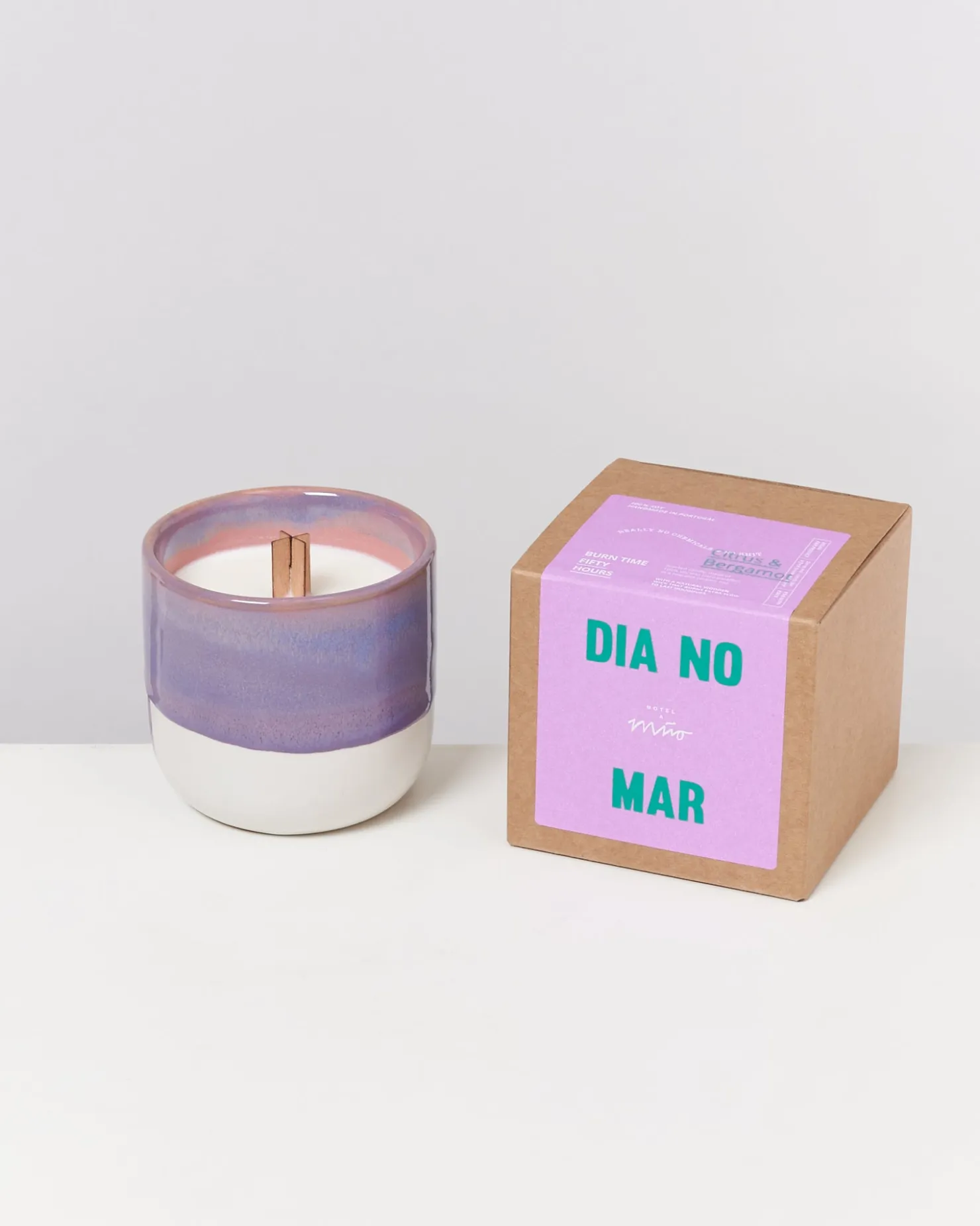 coimbra__scented_candle_dia_no_mar_lilac_pink_7.webp Motel a Miio Duftkerzen^Coimbra - Scented Candle "Dia No Mar" Lilac Pink lila rosa