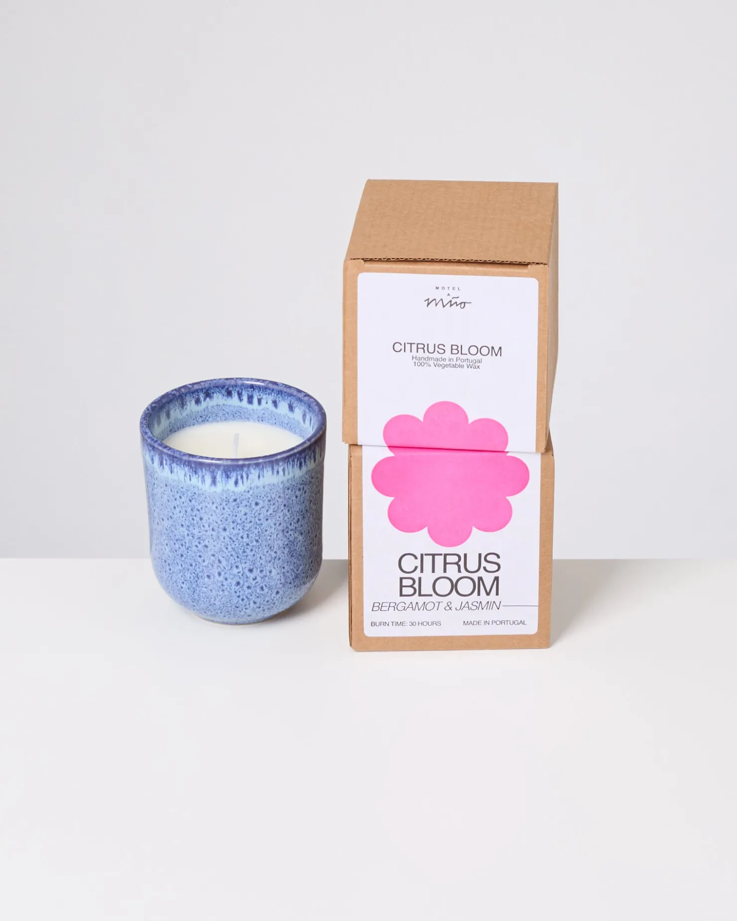 copa_alto__scented_candle_citrus_bloom_royal_blue_2.webp Motel a Miio Duftkerzen^Copa Alto - Scented Candle “Citrus Bloom” royal blue