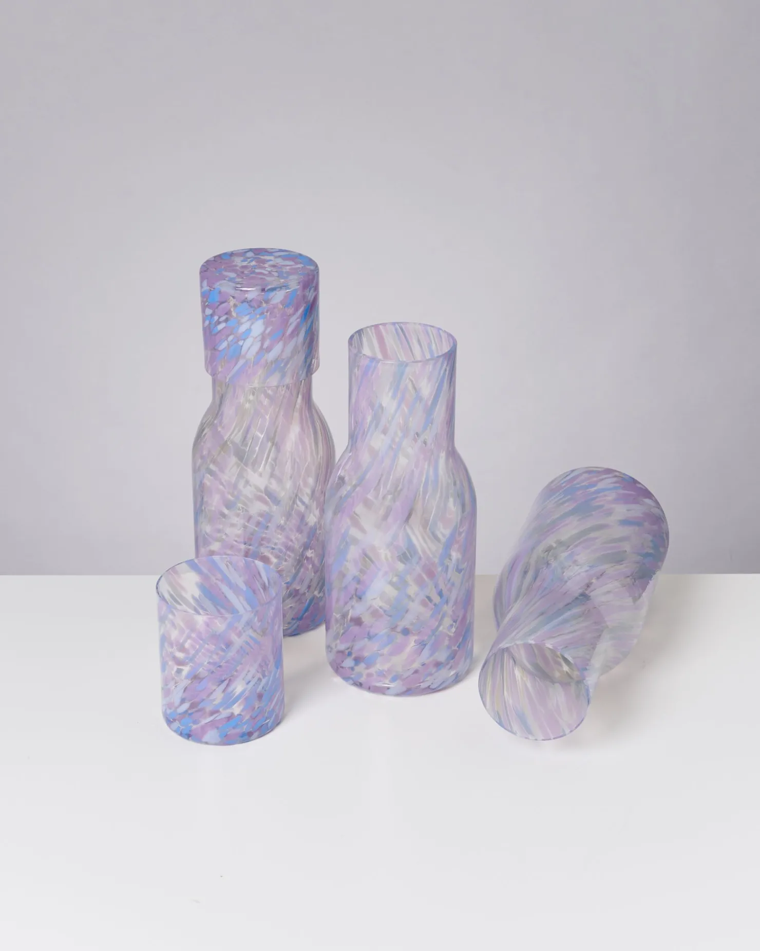 joia__decanter_drops_blue_lilac_2.webp Motel a Miio Glaskaraffen^Joia - Decanter Drops Blue Lilac blau lila
