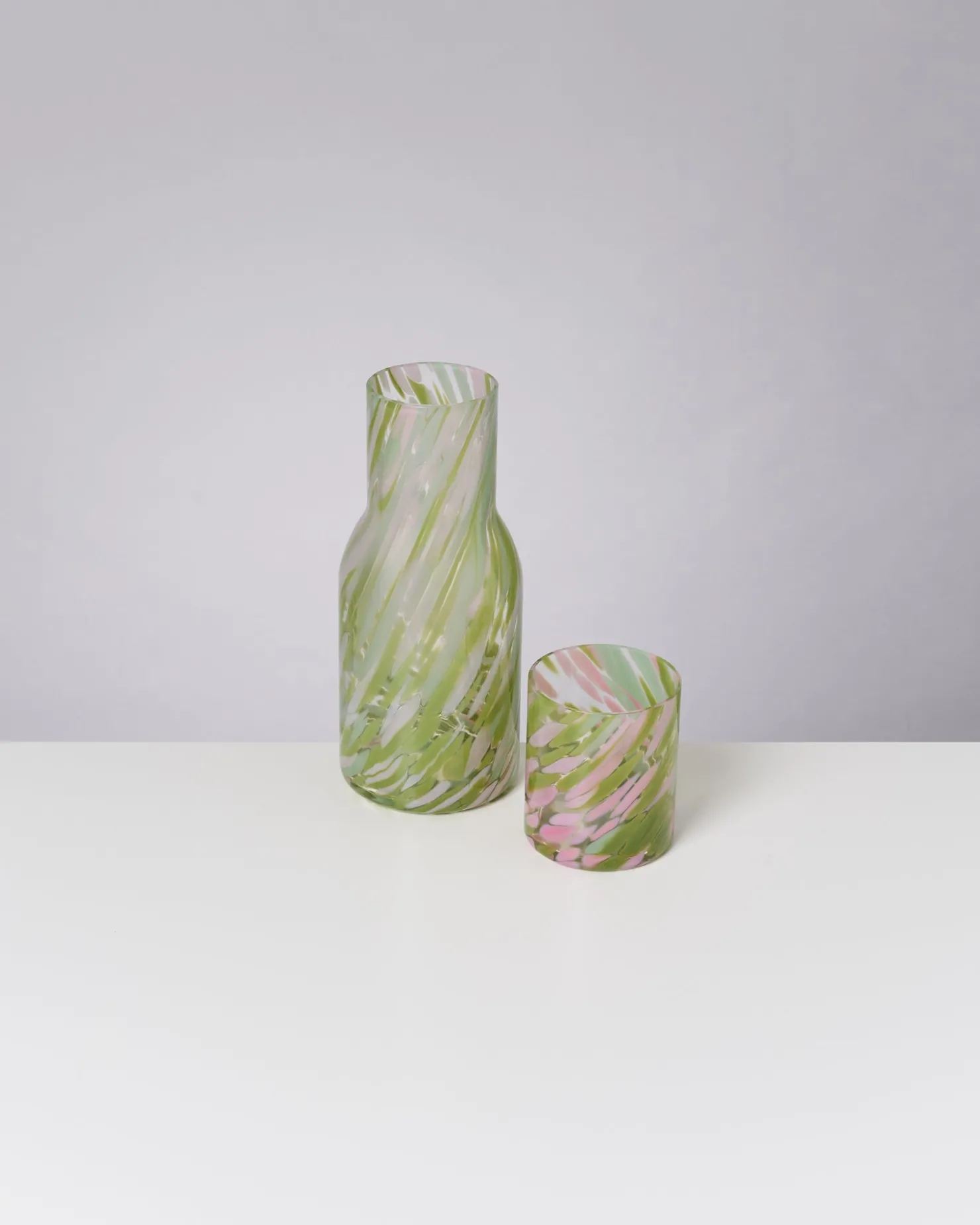 joia__decanter_drops_green_pink_3.webp Motel a Miio Glaskaraffen^Joia - Decanter Drops Green Pink grün rosa