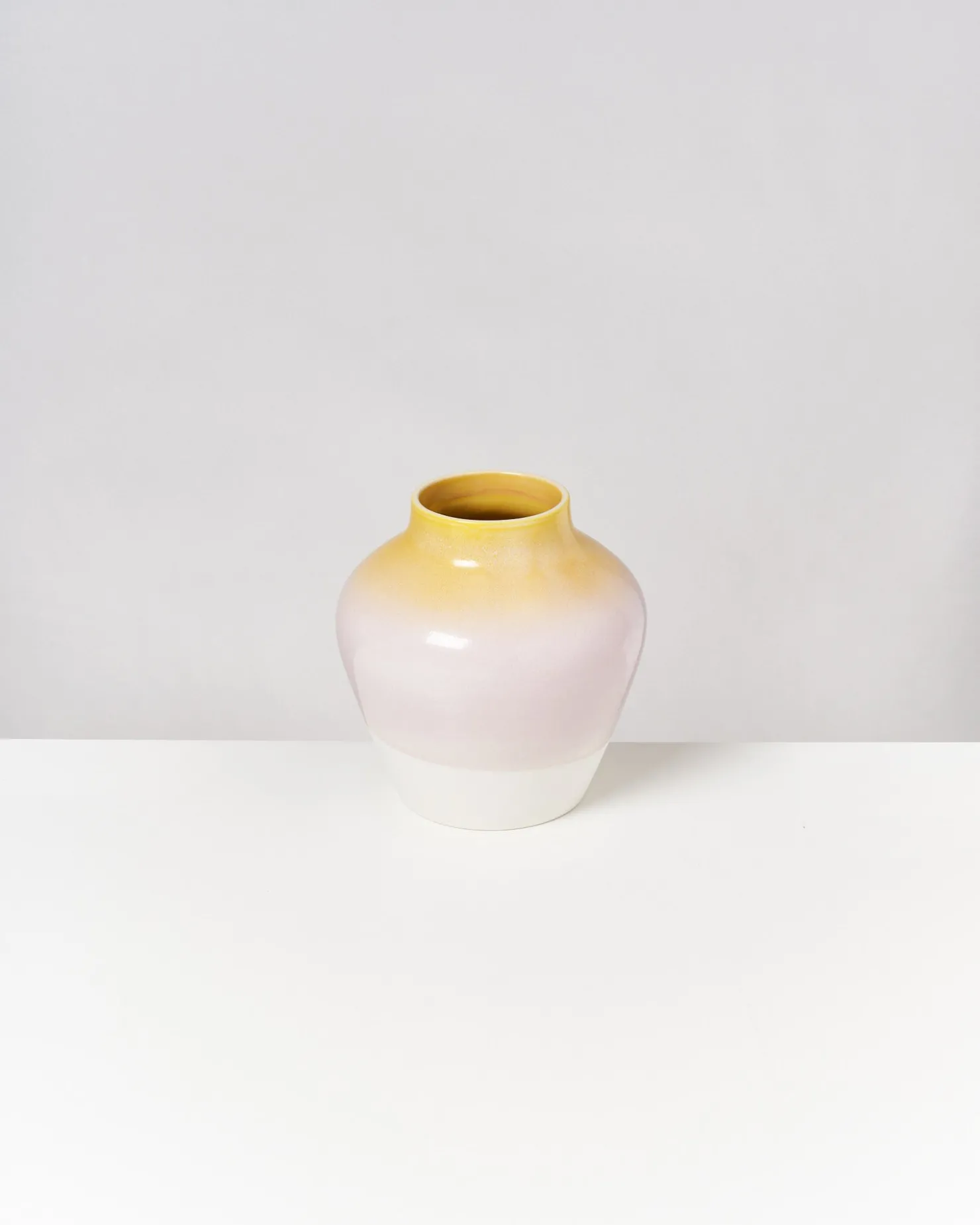 madalin_vase__yellow_rose_speckled_2.webp Motel a Miio Mittlere Vasen^Madalin Vase - Yellow Rose Speckled yellow speckled with pink