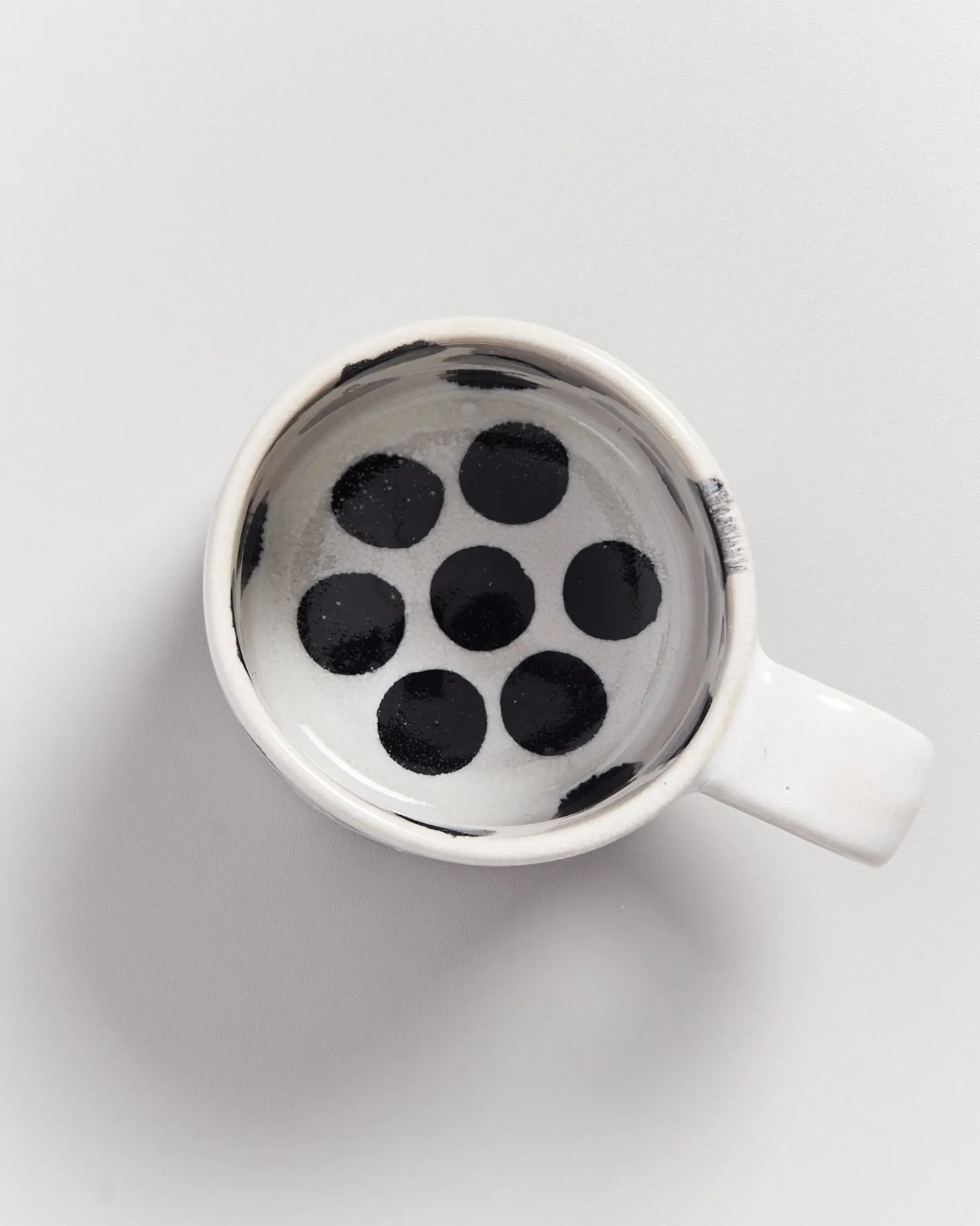 ndoa__mug_black_dots_6.webp Motel a Miio Große Tassen^Nódoa - Mug black dots