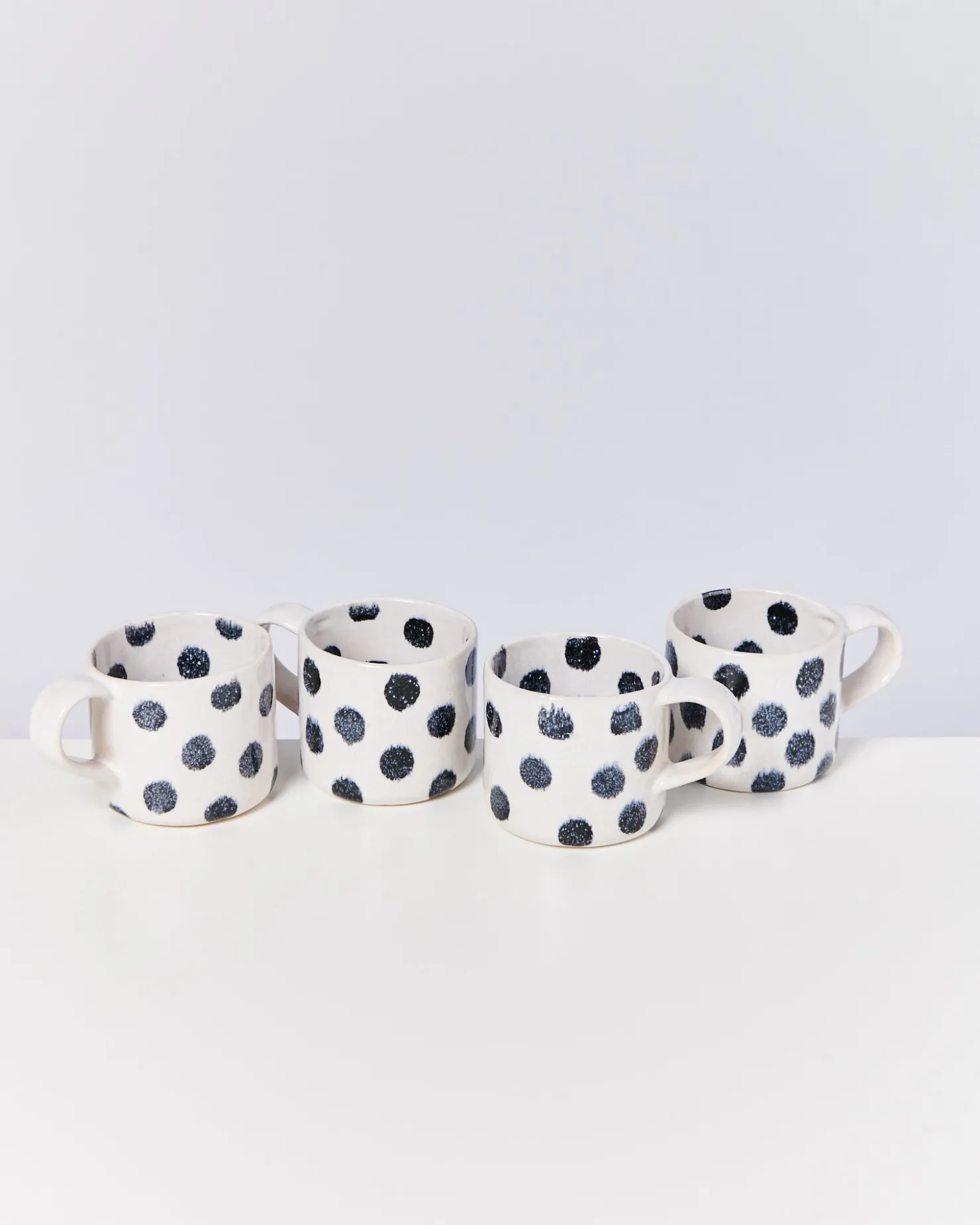 ndoa__set_of__mugs_black_dots_4-1.webp Motel a Miio Tassen-Sets^Nódoa - Set Of 4 Mugs Black Dots schwarze Punkte