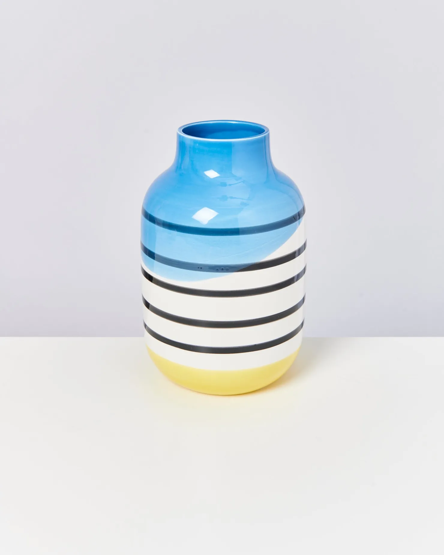 nuno_vase_l__black__white_striped_with_blue_2.webp Motel a Miio Große Vasen^Nuno Vase L - Black & White Striped With Blue black and white striped with blue