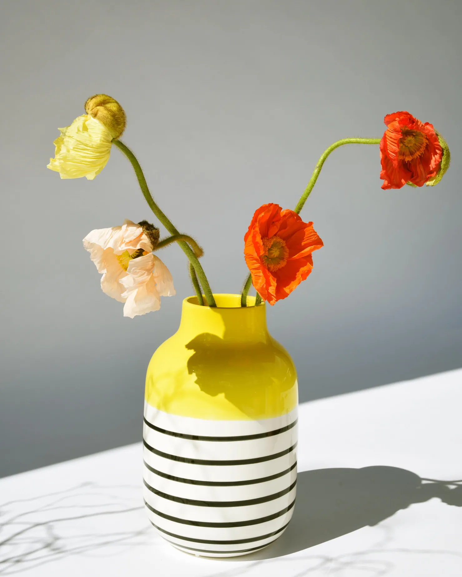 nuno_vase_l__yellow_4.webp Motel a Miio Große Vasen^Nuno Vase L - Yellow yellow black striped