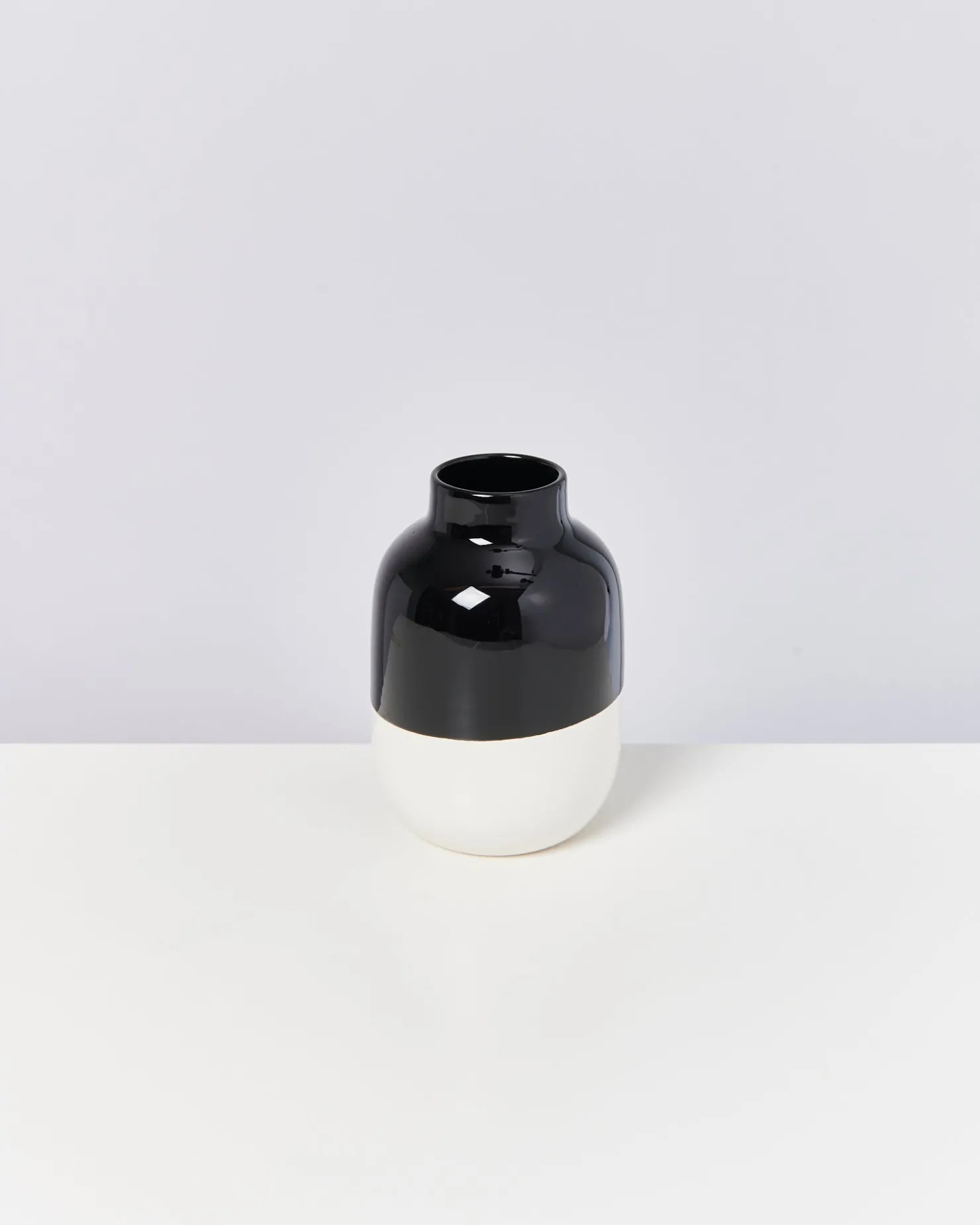 nuno_vase_m__black_white_2.webp Motel a Miio Mittlere Vasen^Nuno Vase M - Black White schwarz weiß
