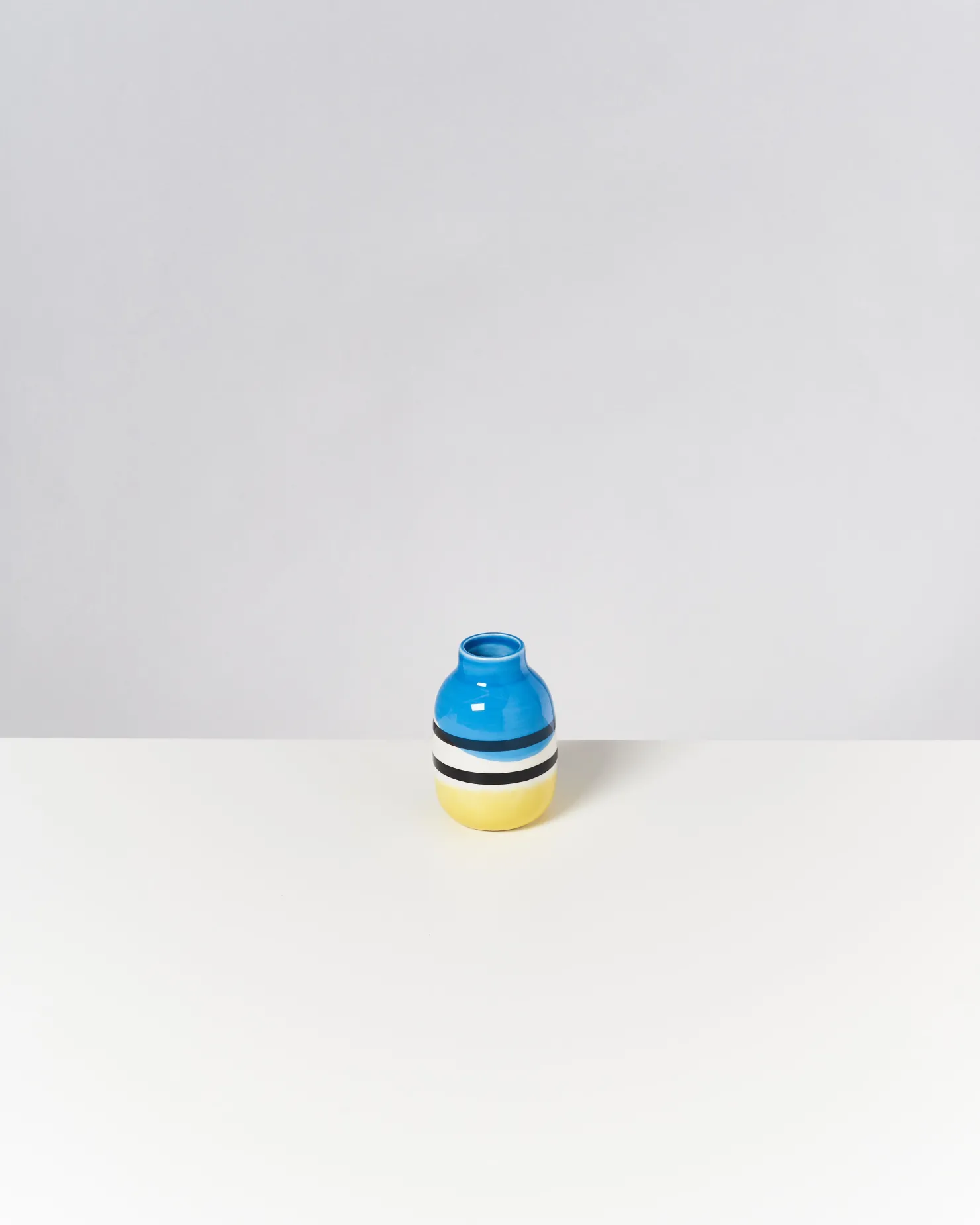 Motel a Miio Kleine Vasen^Nuno Vase S - Black & White Striped With Blue schwarz weiß gestreift mit blau