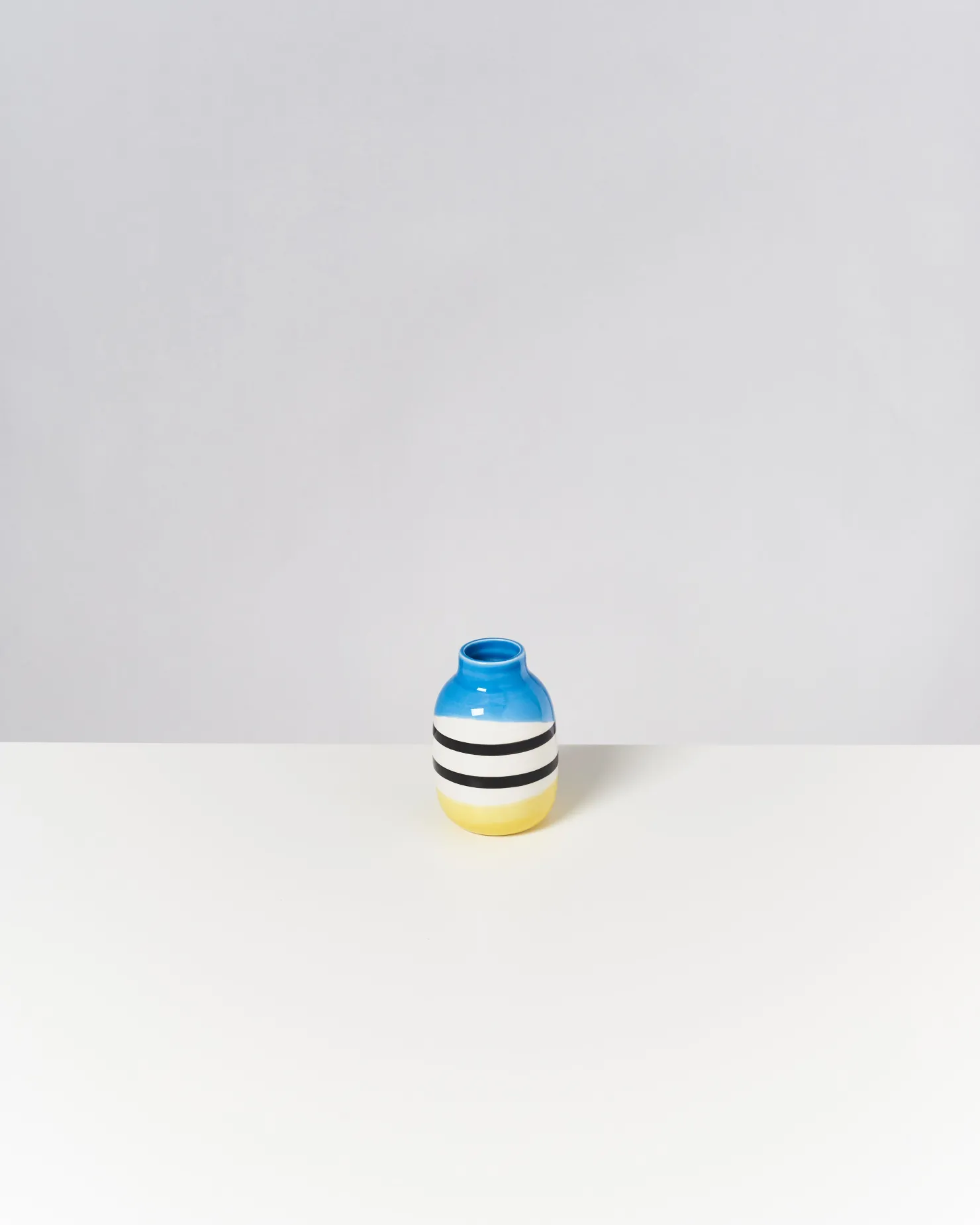 nuno_vase_s__black__white_striped_with_blue_3.webp Motel a Miio Kleine Vasen^Nuno Vase S - Black & White Striped With Blue schwarz weiß gestreift mit blau