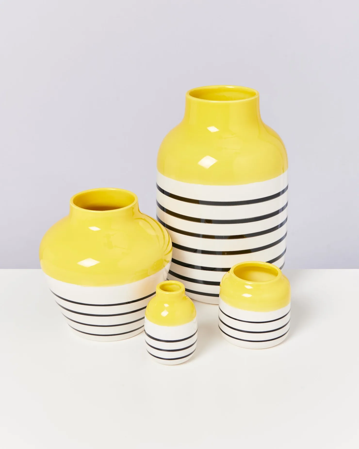 nuno_vase_s__yellow_black_striped_2.webp Motel a Miio Kleine Vasen^Nuno Vase S - Yellow Black Striped gelb schwarz gestreift