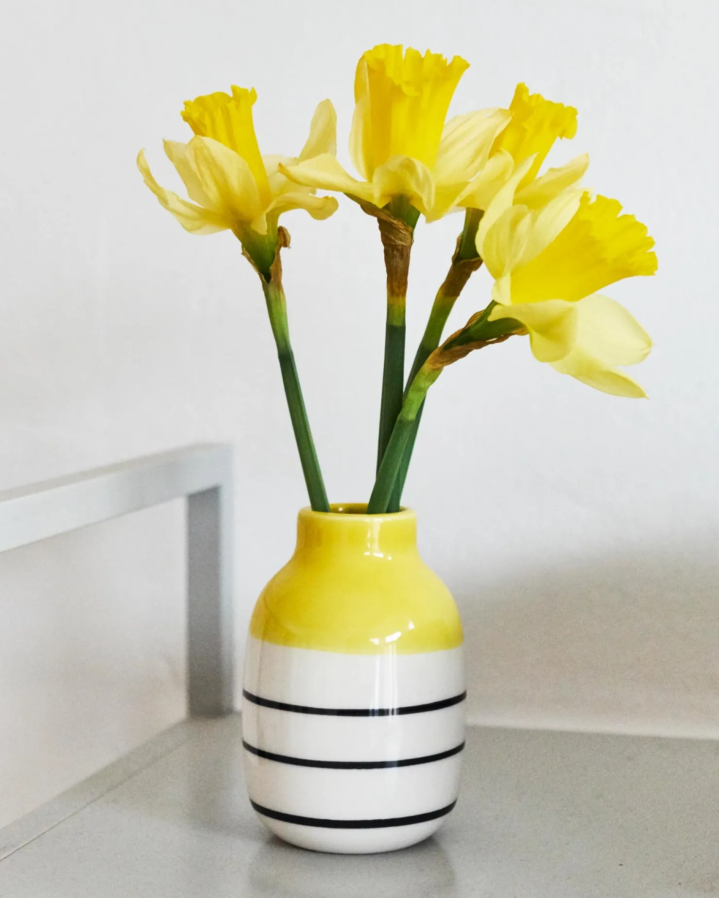 nuno_vase_s__yellow_black_striped_4.webp Motel a Miio Kleine Vasen^Nuno Vase S - Yellow Black Striped gelb schwarz gestreift