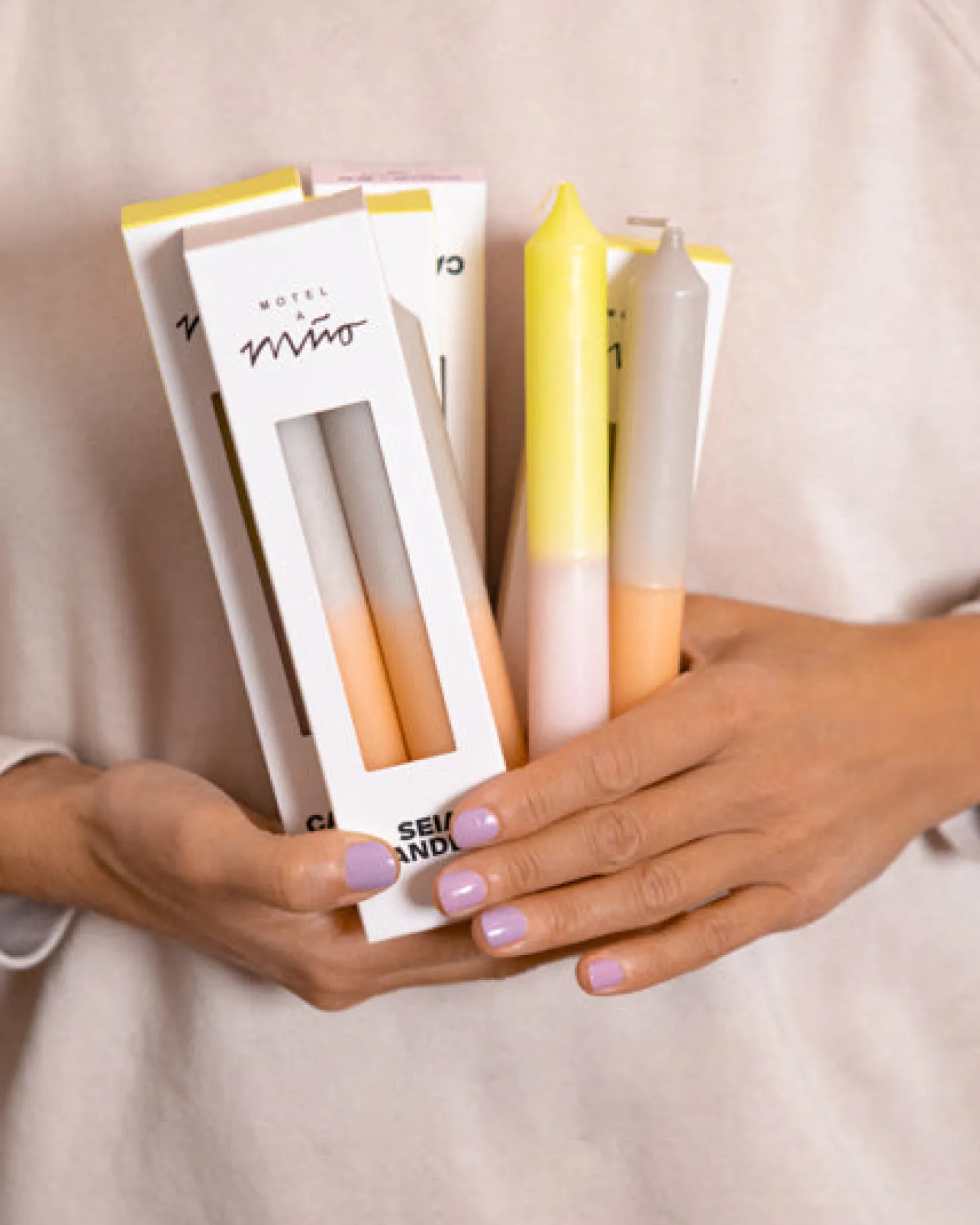 seia__set_of__stick_candles_dip_dye_peach_sand_3.webp Motel a Miio Kerzen Und Kerzenständer^Seia - Set Of 2 Stick Candles Dip Dye peach sand